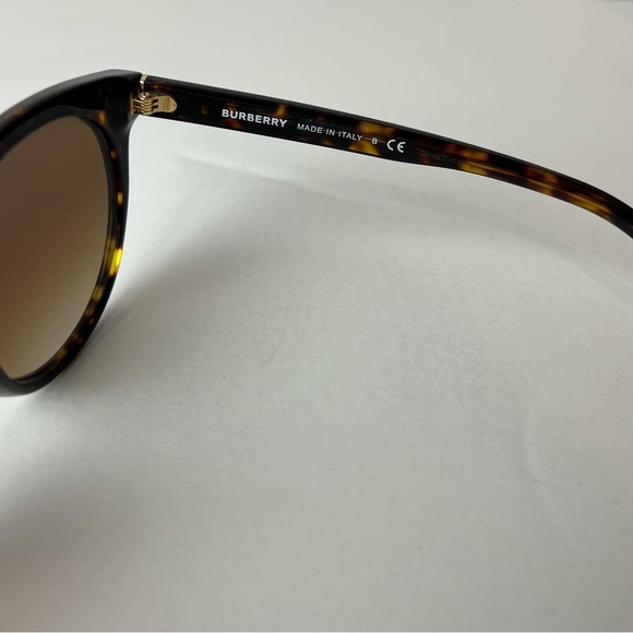 Burberry Sunglasses, Designer sunglasses, box, case, cleaning cloth & booklet. - Picture 5 of 7